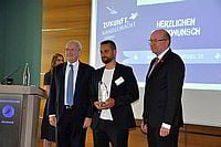 Erkan Doganay, Geschäftsführer Ares GmbH Lünen, mit IHK-Präsident Heinz-Herbert Dustmann und HWK-Präsident Berthold Schröder bei der Verleihung des Gründerpreises 2018 der IHK und HWK zu Dortmund