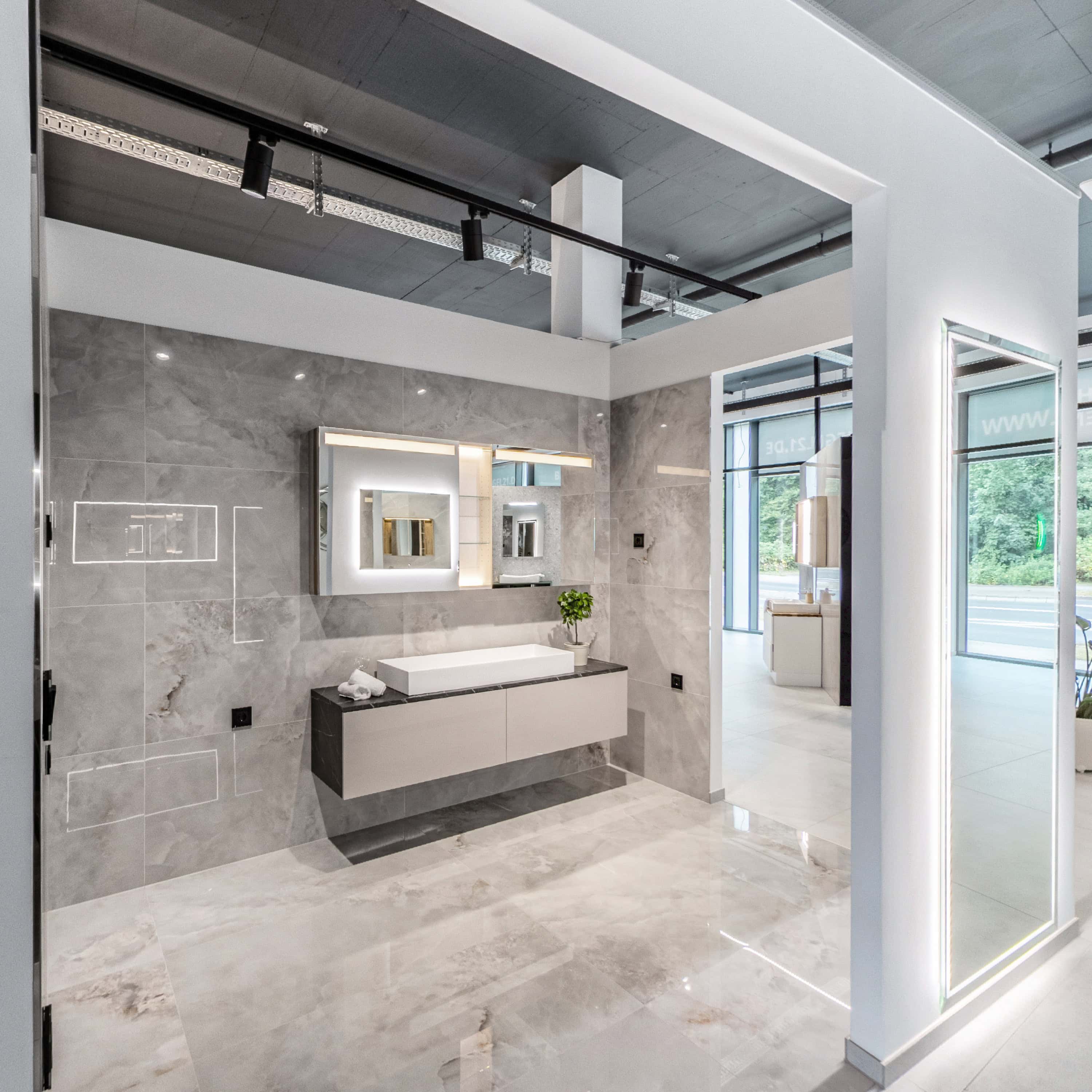 Modernes Musterbad mit freistehender Wanne