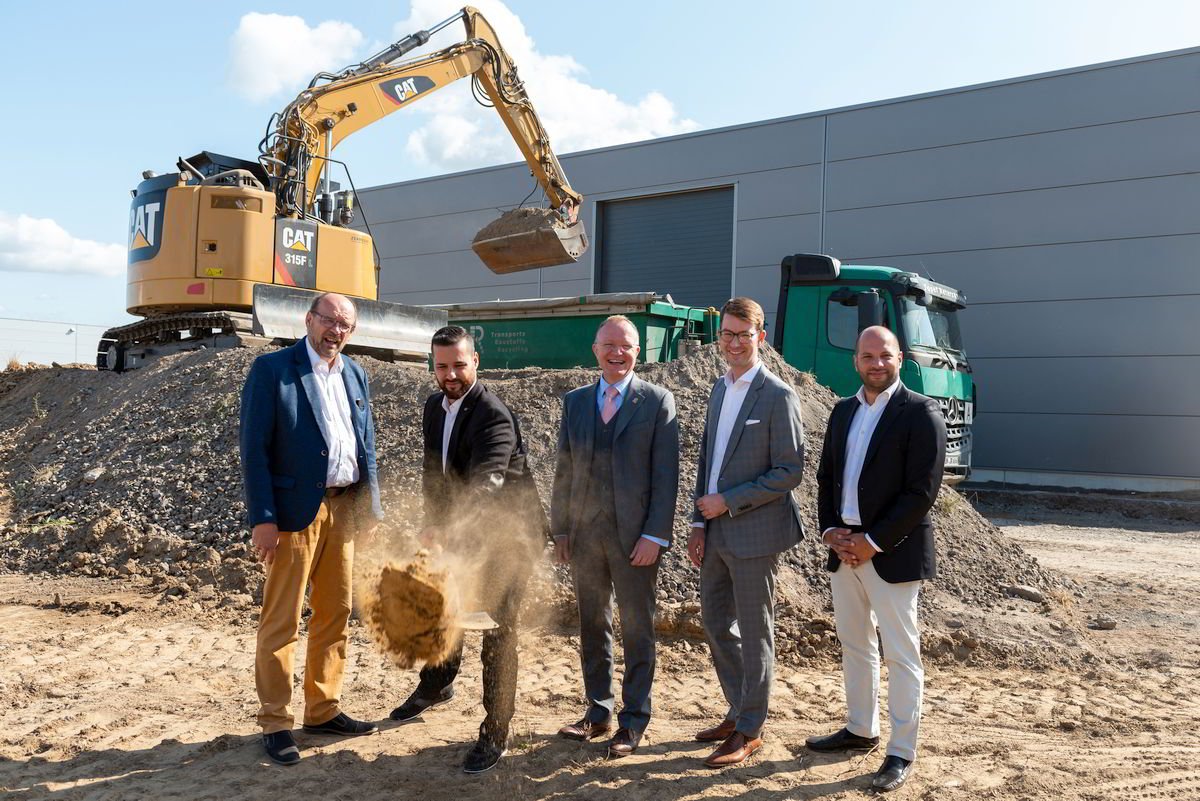 Erkan Doganay, Geschäftsführer Ares GmbH (mit Schaufel), NRW-Landtagsabgeordneter Rainer Schmeltzer, Eric Swehla von der Wirtschaftsförderung Lünen GmbH, Sebastian Miczka von der Kanzlei Miczka und Batu Öner von ONE Bau Consulting GmbH beim traditionellen Spatenstich