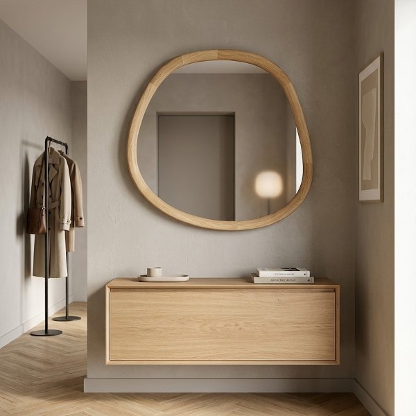 Wandspiegel organische Form mit Holzrahmen natur – BRELMO 56 x 60 cm