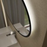 Ovaler LED Spiegel mit schwarzem Rahmen Teillack F660L4OTL Ovaler LED Spiegel mit schwarzem Rahmen Teillack F660L4OTL