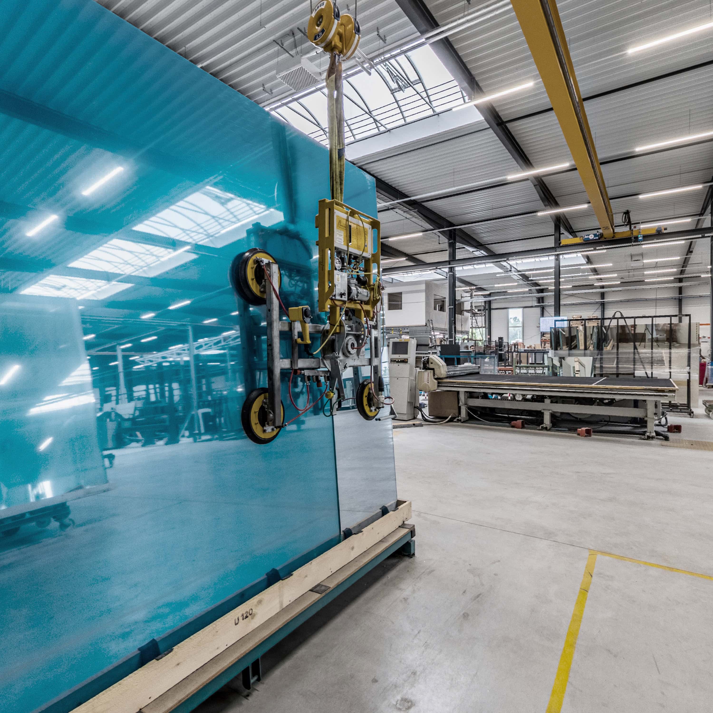 Glas-Schneidemaschine in der Produktion
