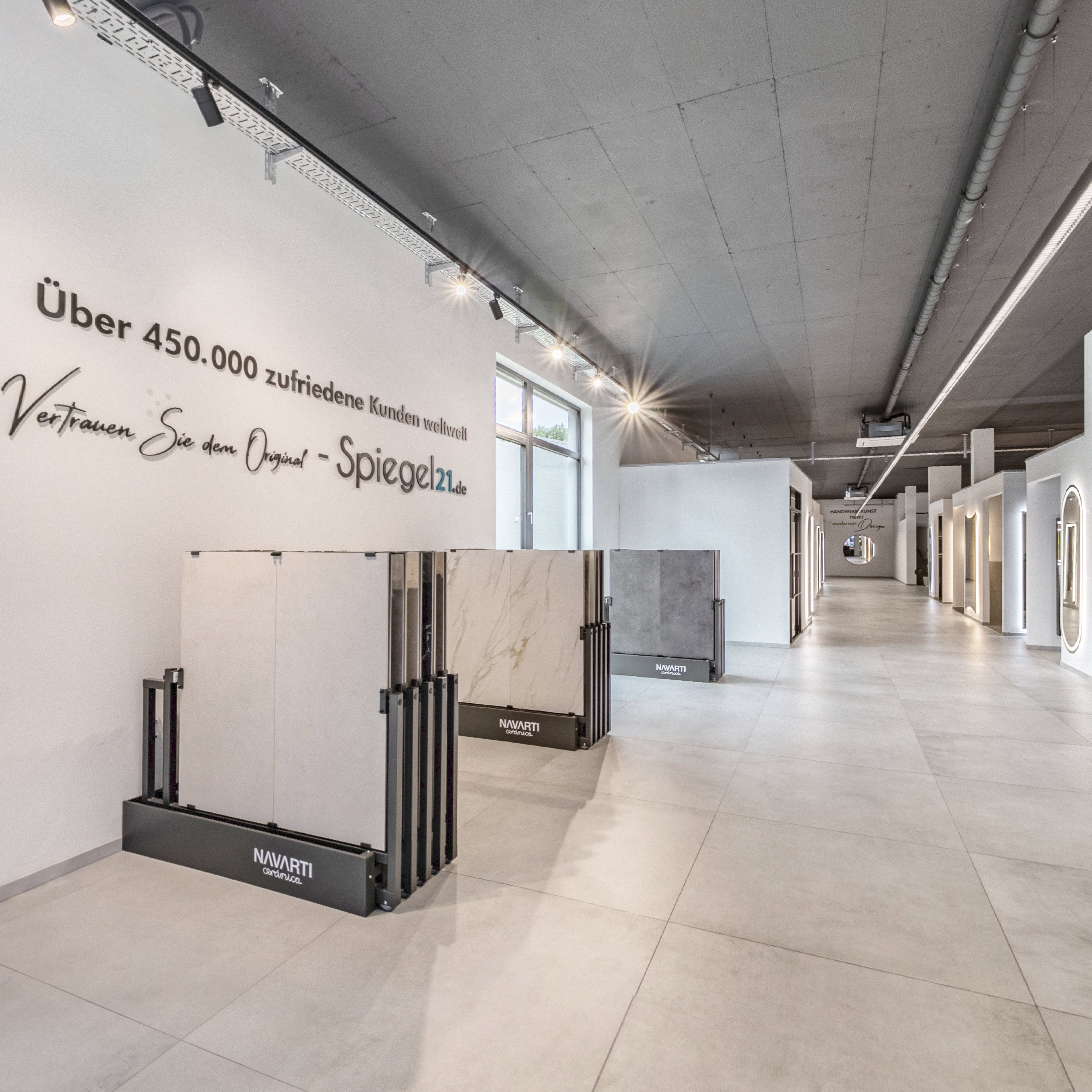 Ausstellung mit hochwertigen, großformatigen Keramikfliesen