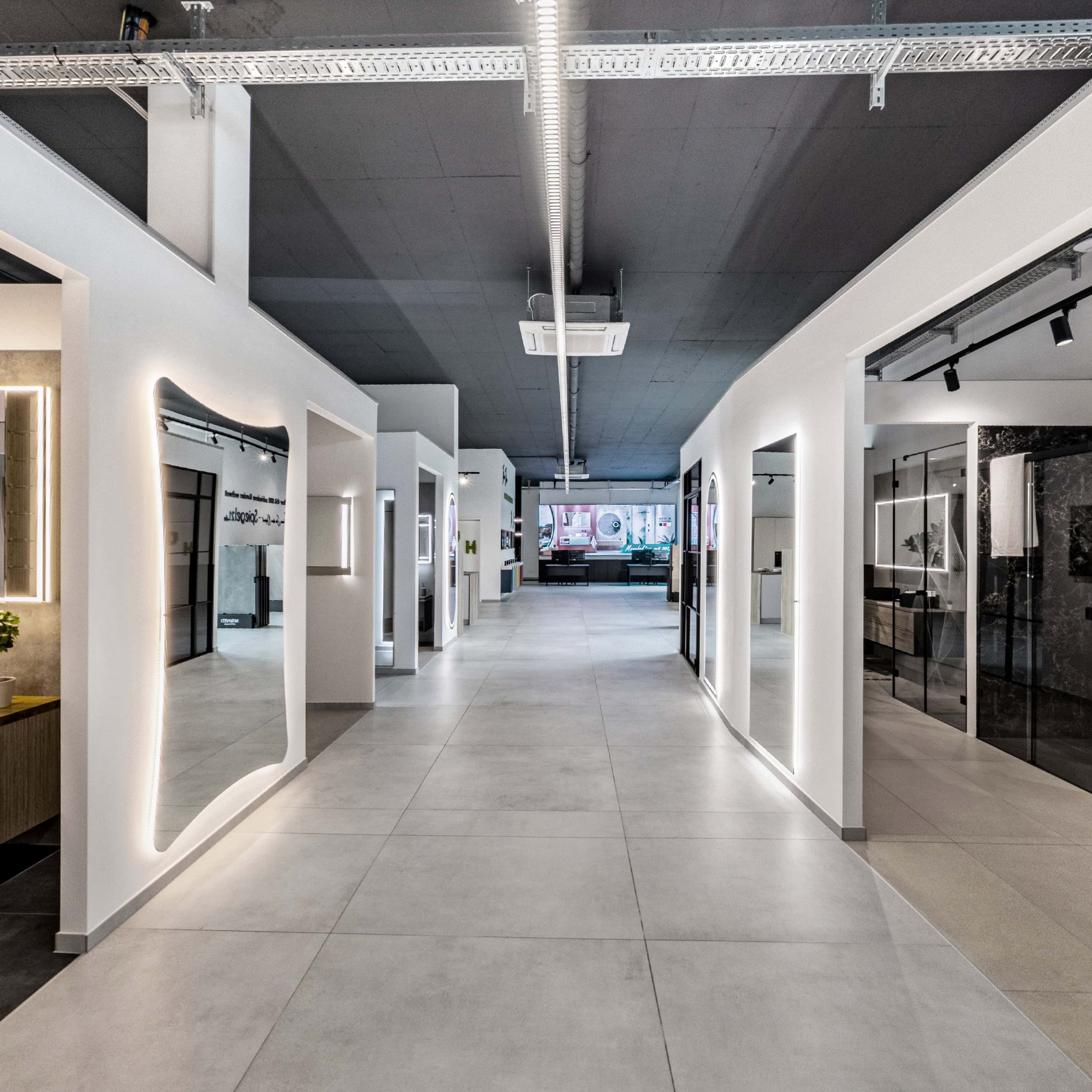 Gang der zu den Musterbädern im Showroom führt