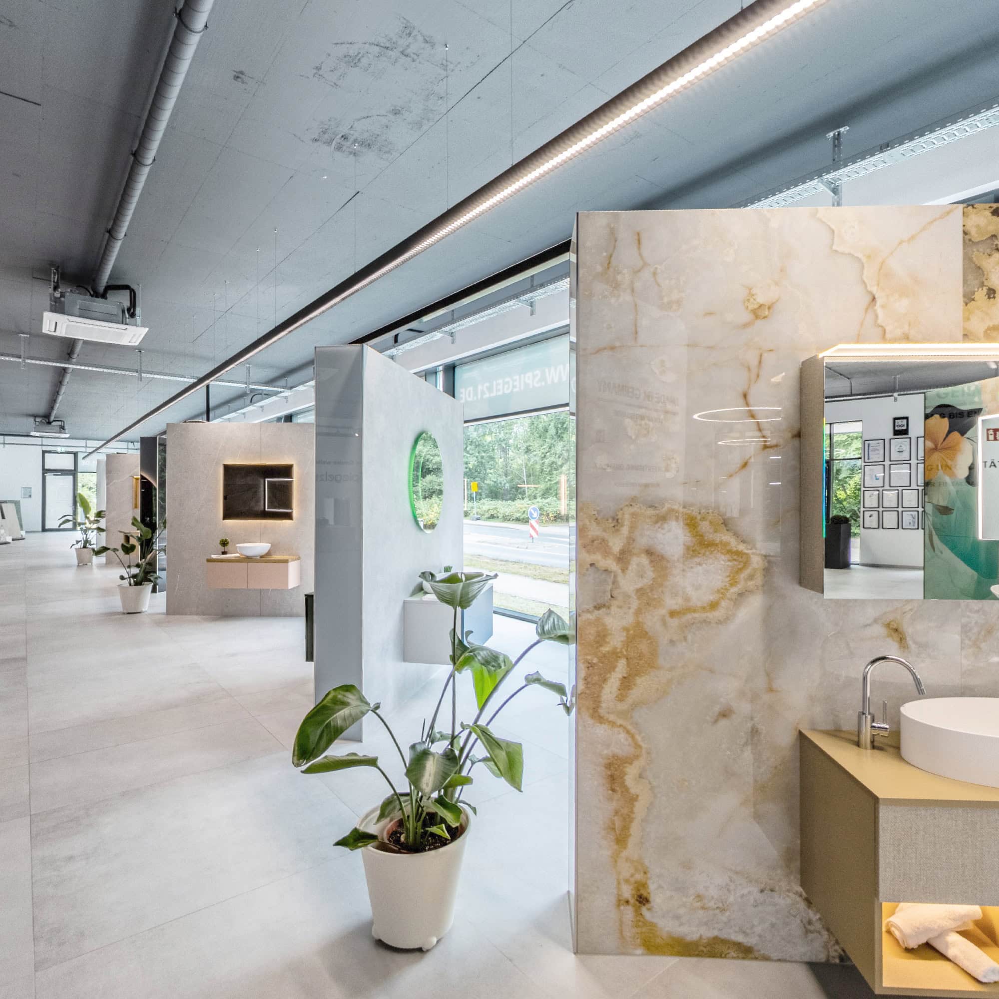 Einladender Blick in den Spiegel21 Showroom in Lünen